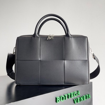 Bottega Veneta Arco Briefcase In Black Intreccio Calfskin IAMBS240063