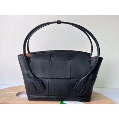 Bottega Veneta Arco Medium Bag In Black Grained Leather IAMBS240017