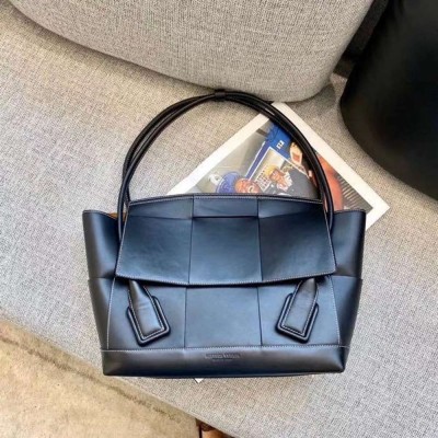 Bottega Veneta Arco Medium Bag In Black Intrecciato Calfskin IAMBS240018