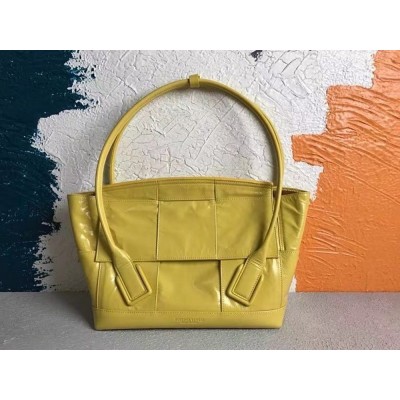 Bottega Veneta Arco Medium Bag In Mirabelle Intrecciato Leather IAMBS240021