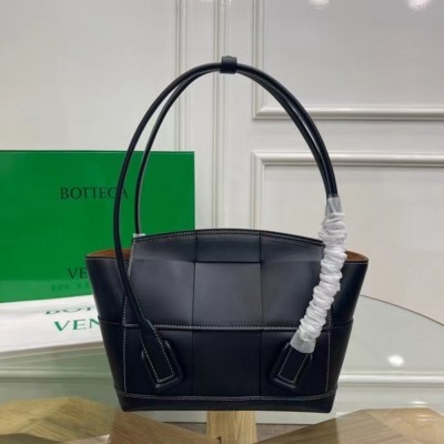 Bottega Veneta Arco Small Bag In Black Intrecciato Calfskin IAMBS240031