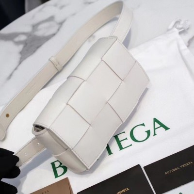Bottega Veneta Cassette Belt Bag In White Intrecciato Leather IAMBS240062