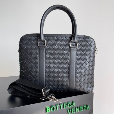 Bottega Veneta Large Briefcase In Black Intrecciato Calfskin IAMBS240064