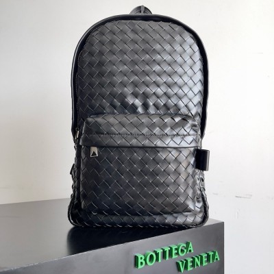 Bottega Veneta Medium Backpack In Black Intrecciato Calfskin IAMBS240052