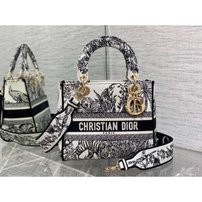 Dior Lady D-Lite Medium Bag In White Toile de Jouy Voyage Embroidery IAMBS241006