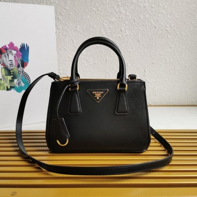 Prada Galleria Small Bag in Black Saffiano Leather IAMBS242044